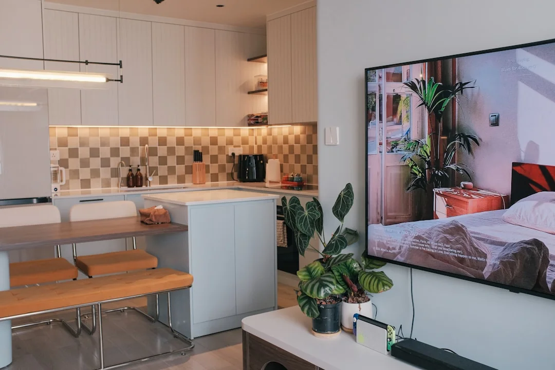 Heureux couple installant un canapé dans leur nouvelle maison, entouré de cartons de déménagement.